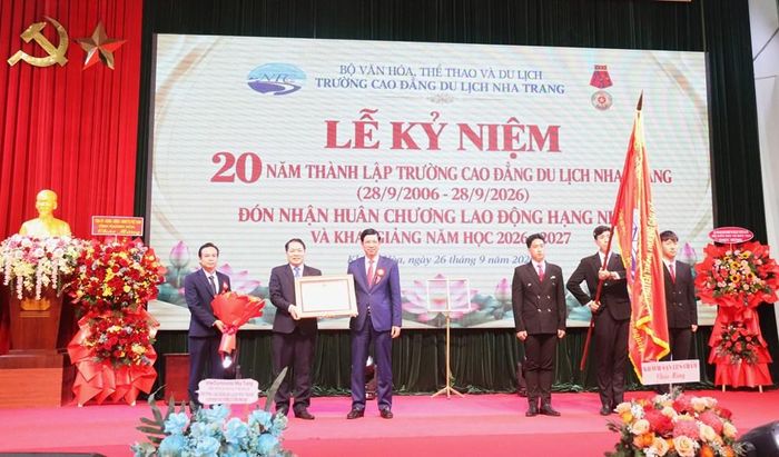 Thừa ủy quyền của Chủ tịch nước, Thứ trưởng Hồ An Phong đã trao Huân chương Lao động hạng Nhất cho Trường Cao đẳng Du lịch Nha Trang