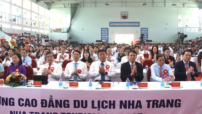 Lãnh đạo tỉnh Khánh Hòa và các đại biểu tại buổi lễ