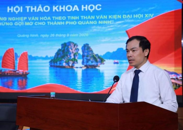 PGS.TS Nguyễn Mạnh Hùng, Phó Giám đốc Học viện Chính trị quốc gia Hồ Chí Minh phát biểu đề dẫn Hội thảo