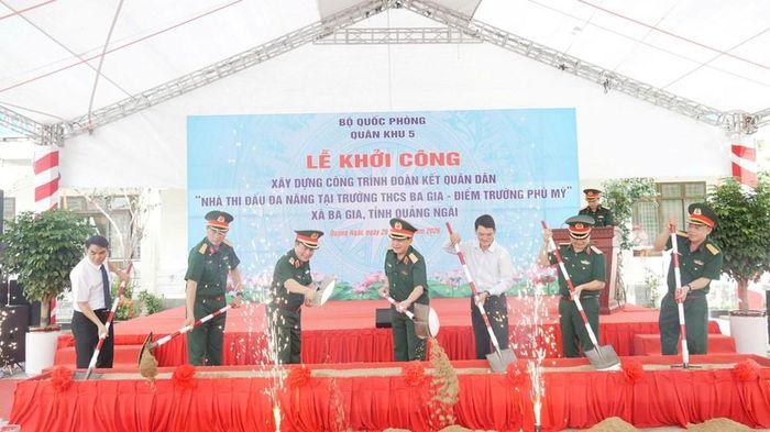 Thượng tướng Trương Thiên Tô và các đại biểu thực hiện nghi thức khởi công