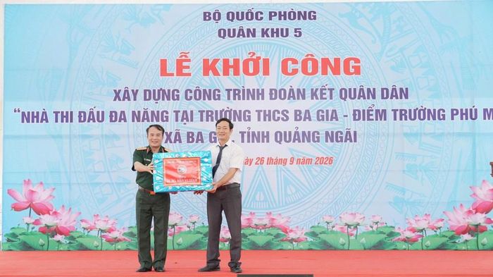Trao tặng quà của Bộ tư lệnh Quân khu 5 cho Trường THCS Ba Gia
