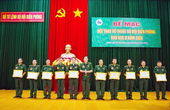 Dịp này, Bộ Tư lệnh Bộ đội Biên phòng cũng tặng Bằng khen cho các tập thể và cá nhân đạt thành tích tiêu biểu trong Hội thao