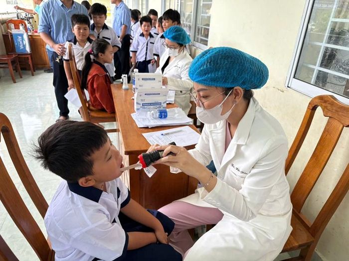 Cùng với khám và điều trị, các bác sĩ còn hướng dẫn học sinh chăm sóc răng miệng đúng cách