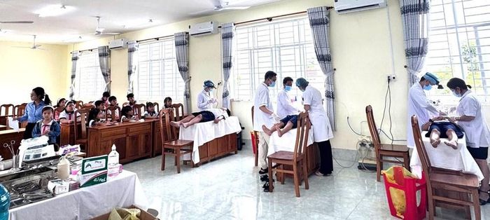 Khoảng 400 học sinh của Trường Tiểu học Thới Hưng, xã Thới Hưng, TP. Cần Thơ được khám, điều trị răng miệng miễn phí