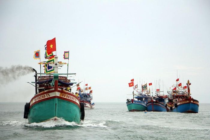 Đoàn tàu ra biển thực hiện nghi thức nghinh Ông