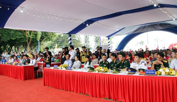 Đại biểu tham dự Lễ khai mạc