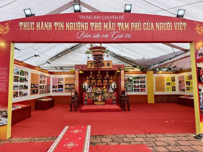 Khu trưng bày chuyên đề "Thực hành tín ngưỡng thờ Mẫu Tam Phủ của người Việt"
