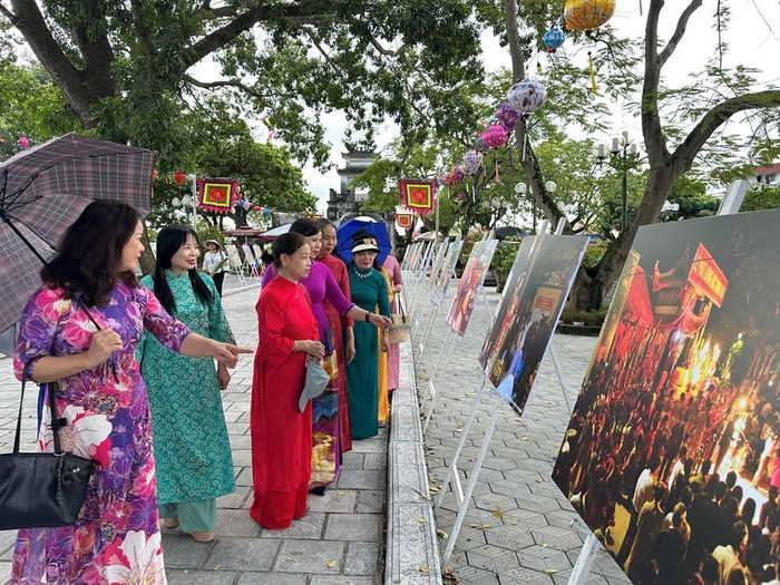 Triển lãm tranh về di tích, văn hoá tại đền Trần Thương thu hút sự quan tâm của đông đảo nhân dân và du khách