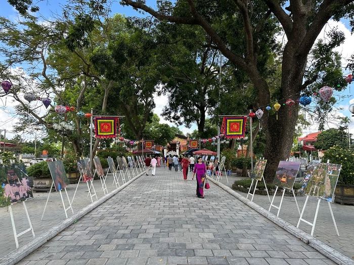 Triển lãm tranh ngay cổng vào đền Trần Thương