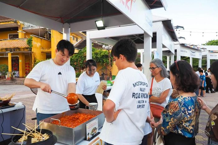 Thực khách dùng thử và mua sắm các sản phẩm tiêu biểu: tteokbokki, đồ uống, kem và sữa chế biến, trái cây tươi, món ăn tiện lợi Hàn Quốc