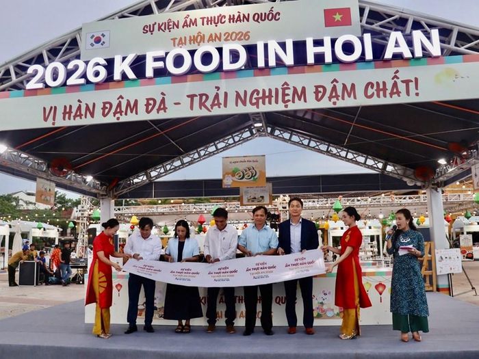 Các đại biểu thực hiện nghi thức khai mạc sự kiện