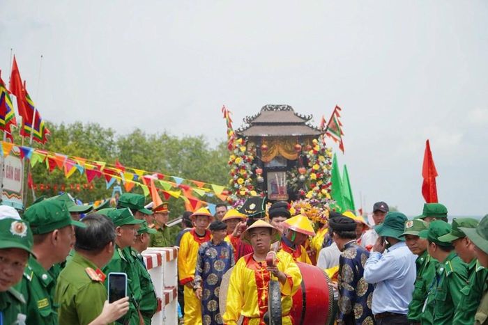 Đoàn nghi lễ đưa - rước Ông trở về đất liền