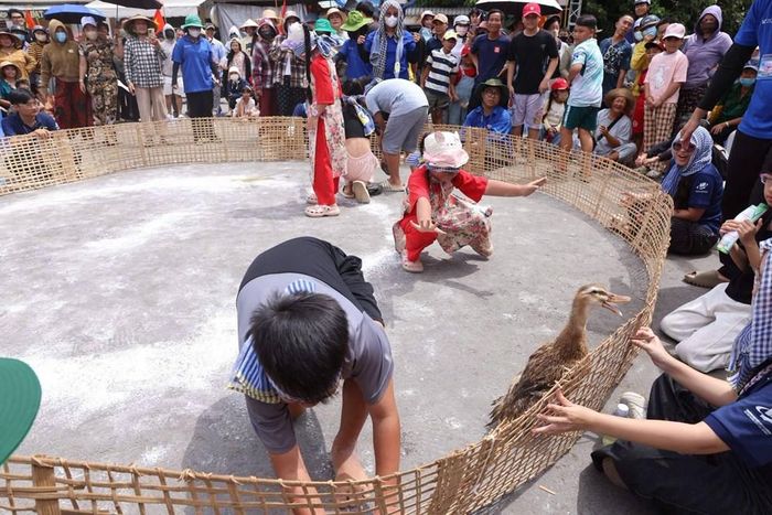 Trò chơi bịt mắt bắt vịt thu hút các bạn nhỏ tham gia