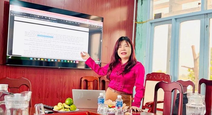 Bà Nguyễn Thị Lệ Hằng, Phó trưởng Phòng CCH&VTTL, Sở Nội vụ tỉnh Khánh Hòa tập huấn nghiệp vụ cải cách hành cho cán bộ, công chức, viên chức