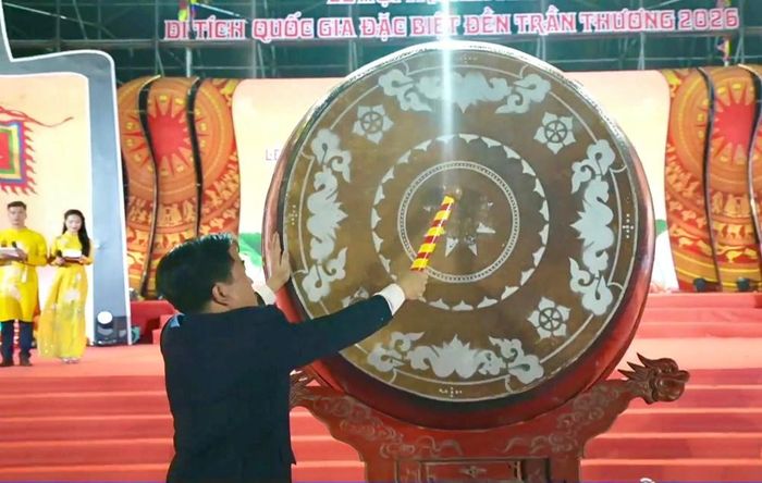 Ông Thạch Ngọc Anh, Bí thư Đảng uỷ xã Trần Thương khởi trống khai mạc Lễ hội đền Trần Thương 2026