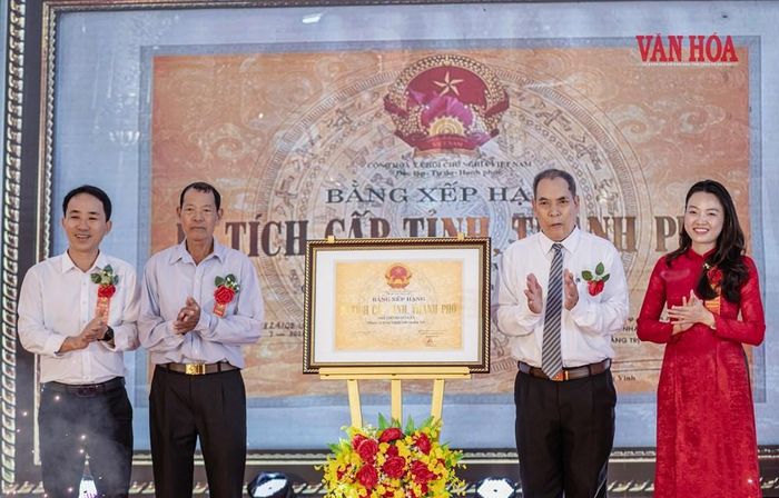 Bà Lê Thị Ngọc Hà, Phó Giám đốc Sở VHTTDL tỉnh Quảng Trị trao bằng xếp hạng di tích cấp tỉnh cho nhà thờ họ Hồ Văn