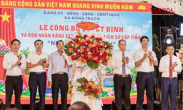 Lãnh đạo xã Đông Trạch tặng hoa chúc mừng dòng họ Hồ Văn