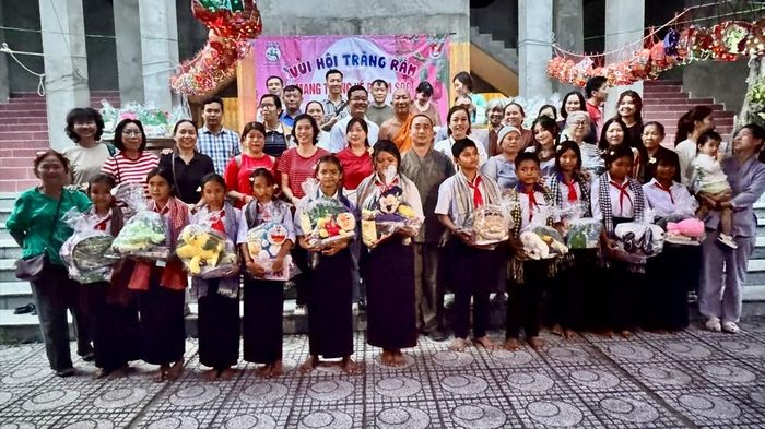 Nhiều phần quà được trao đến các em học sinh