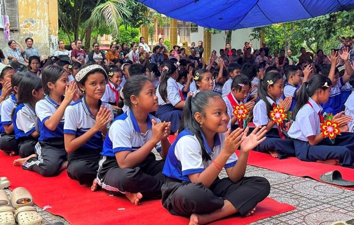 Các em học sinh dân tộc Khmer vui Tết Trung thu muộn