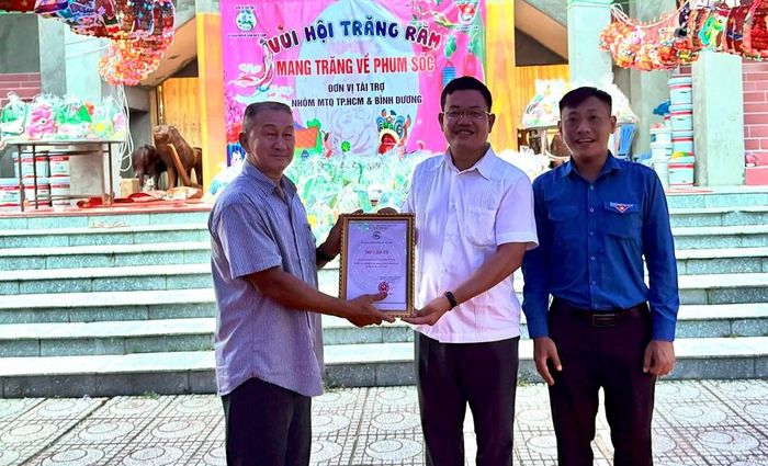 Ban Tổ chức cảm ơn nhà tài trợ đã mang quà đến cho các em học sinh vùng đồng bào Khmer