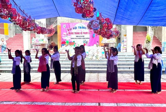 Các em học sinh rất vui khi được múa hát trong chương trình