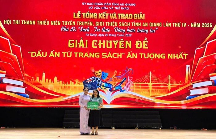 Bà Nguyễn Thị Thùy Trang, Giám đốc Thư viện tỉnh An Giang trao giải chuyên đề
