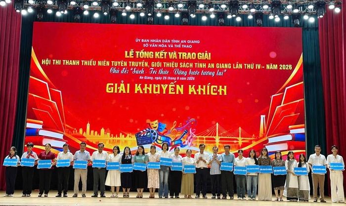 Ban Tổ chức trao giải khuyến thích cho các đội tham gia Hội thi