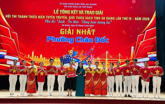 Bà Lê Thị Phà Ca, Phó Giám đốc Sở Văn hóa và Thể thao trao giải Nhất cho phường Châu Đốc