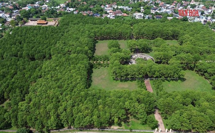 Đàn Nam Giao là một trong những di tích quan trọng thuộc Quần thể Di tích Cố đô Huế, được UNESCO ghi danh là Di sản thế giới năm 1993. Di tích này được vua Gia Long cho xây dựng năm 1806, nằm về phía Nam của Kinh thành Huế. Ảnh: Sơn Thùy