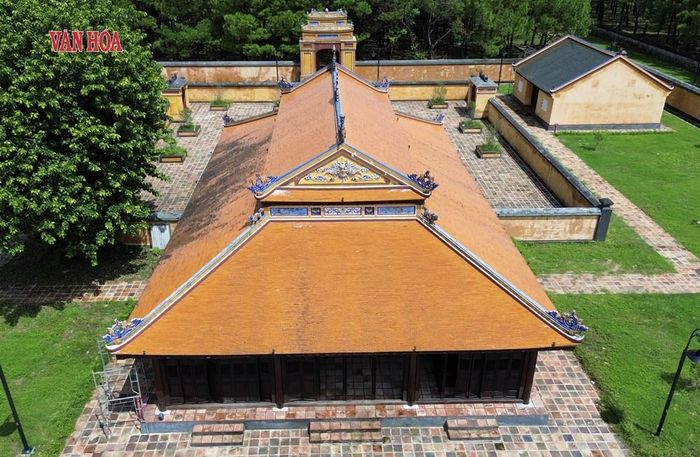 Dự án cũng thực hiện phục hồi nội thất nhằm tái hiện không gian phục vụ việc trưng bày; tôn tạo đường Ngự đạo, đường kết nối với cổng Hậu của Trai Cung và hệ thống điện chiếu sáng. Ảnh: Sơn Thùy