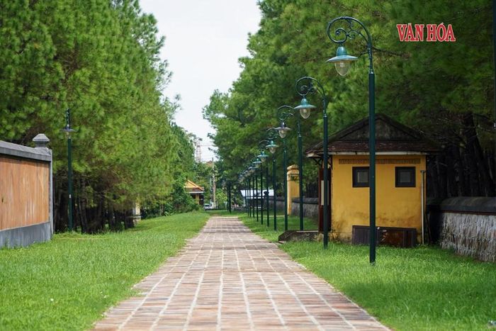 Các hạng mục Bình phong Giao Đàn phía Nam và phía Đông cũng được tu bổ khối xây, phục hồi lớp trát và màu sắc theo nguyên trạng. Trong ảnh là tuyến đường xung quanh Trai Cung đã được chỉnh trang cảnh quan, lát gạch, điện chiếu sáng... Ảnh: Sơn Thùy