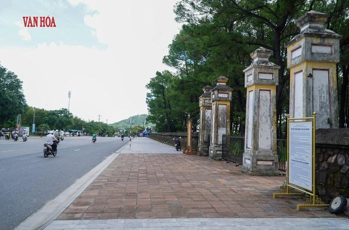 Đây là nơi các vua triều Nguyễn làm lễ tế trời hàng năm. Đàn Nam Giao triều Nguyễn là một chỉnh thể gồm các công trình kiến trúc như: Giao Đàn, Trai Cung, Thần Trù, Thần Khố. Trong ảnh là cổng vào đàn Nam Giao (từ hướng Bắc). Ảnh: Sơn Thùy