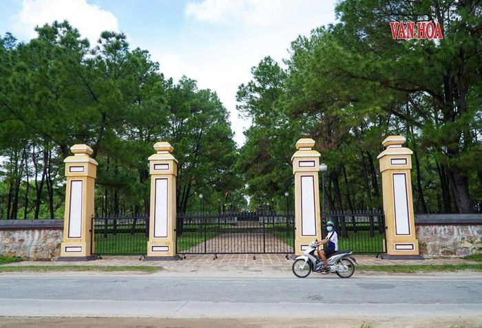 Trong đó, tường La thành phía Đông được tôn tạo theo giới hạn phía Đông của di tích, xây bằng đá hộc, mũ tường bằng gạch vồ và mở cổng phía Đông với hình thức tương đồng cổng phía Tây. Ảnh: Sơn Thùy