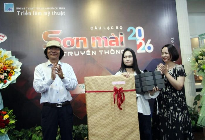 PGS.TS Trần Thanh Nam, Chủ tịch Hội Mỹ thuật TP.HCM và đơn vị tài trợ trao giải Nhất cho họa sĩ Nguyễn Lan Hương
