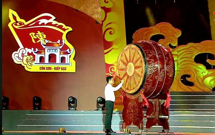 Ủy viên BCH Trung ương Đảng, Bí thư Thành ủy Hải Phòng Lê Ngọc Châu đánh trống khai hội