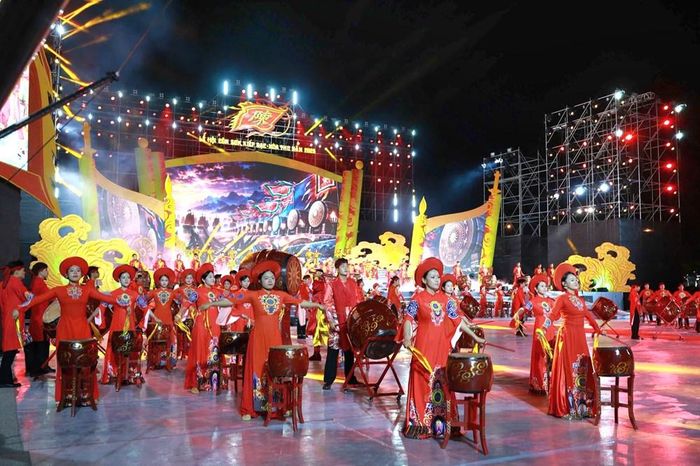 Tiếng trống hội kết hợp múa, hát tại chương trình