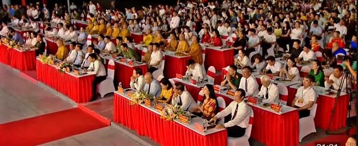 Đông đảo nhân dân và du khách đến tham dự