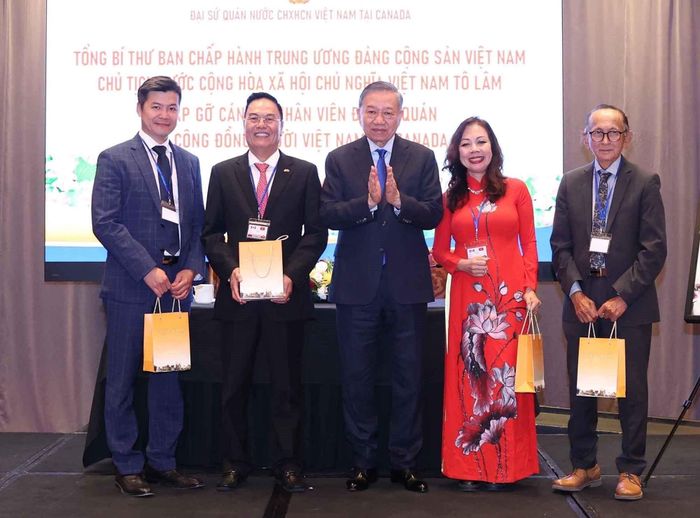 Tổng Bí thư, Chủ tịch nước Tô Lâm tặng quà cho các đại biểu. Ảnh: Thống Nhất – TTXVN