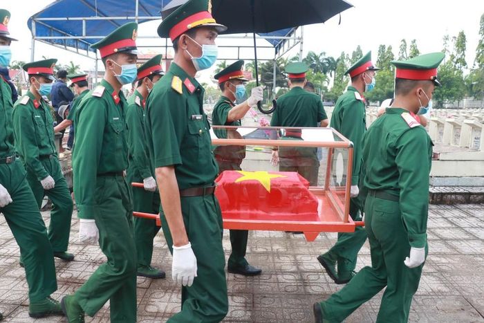 Sau khi công tác lấy mẫu tại hiện trường hoàn thành, các mẫu sinh phẩm sẽ được quản lý và di chuyển theo quy trình kỹ thuật nghiêm ngặt nhằm phục vụ cho công tác giám định ADN xác định danh tính.. Ảnh: Huỳnh Anh - TTXVN