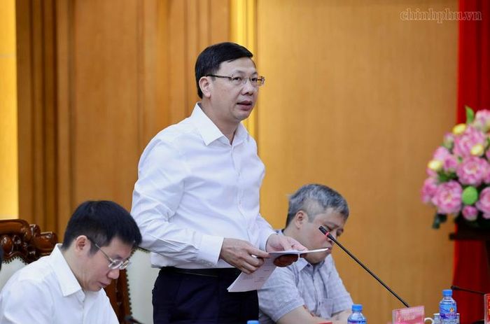 Phó Chủ nhiệm Văn phòng Chính phủ Phạm Mạnh Cường trình bày dự thảo báo cáo kết quả kiểm tra, giám sát đối với Ban Thường vụ Tỉnh ủy Hà Tĩnh - Ảnh: chinhphu.vn/Phương Nguyên