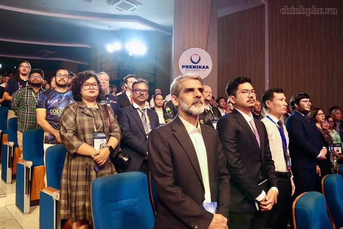 Các đại biểu thực hiện nghi thức chào cờ tại Lễ khai mạc - Ảnh: chinhphu.vn/Thu Sa