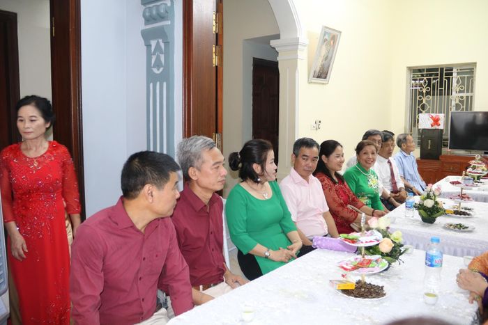 Hạn chế tổ chức tiệc cưới linh đình; tổ chức tiệc trà, tiệc ngọt.