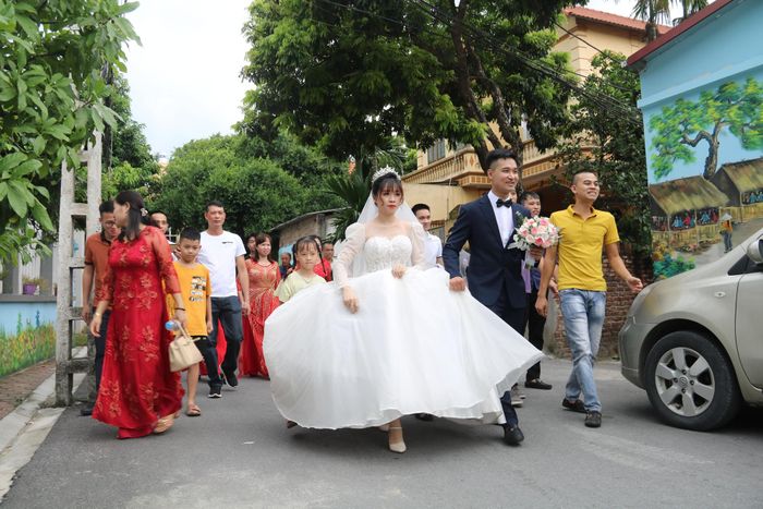 Trang phục cô dâu, chú rể đẹp, lịch sự và phù hợp với văn hóa dân tộc.