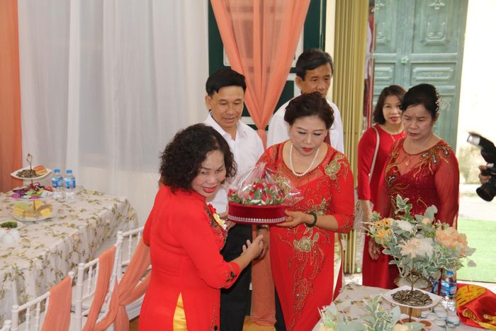 Các thủ tục chạm ngõ, ăn hỏi, rước dâu được thực hiện theo phong tục, tập quán nhưng không phô trương, rườm rà, nặng về đòi hỏi lễ vật.