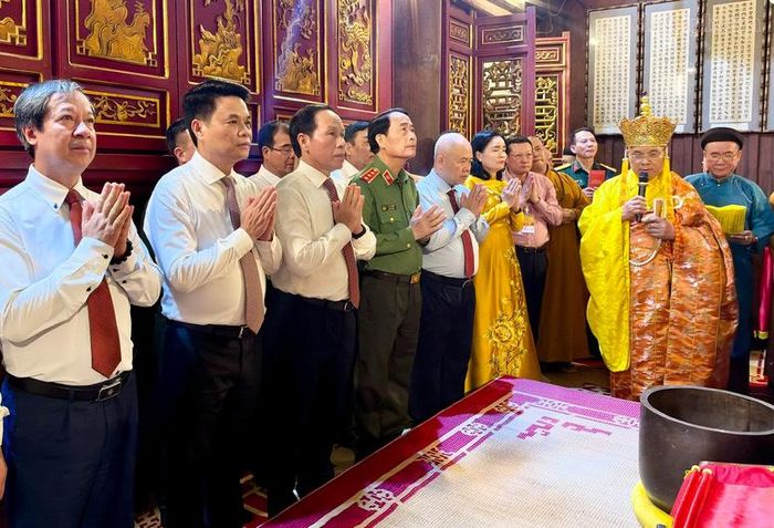 Phó Thủ tướng Chính phủ Lê Tiến Châu và các đại biểu thành kính lễ Hưng Đạo Đại Vương Trần Quốc Tuấn - Ảnh: chinhphu.vn/Thu Sa