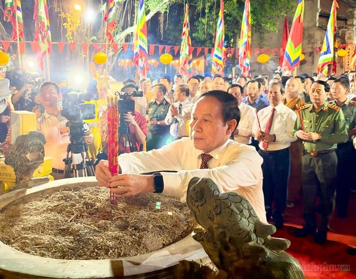 Phó Thủ tướng Chính phủ Lê Tiến Châu dâng hương tại đền Kiếp Bạc - Ảnh: chinhphu.vn/Thu Sa