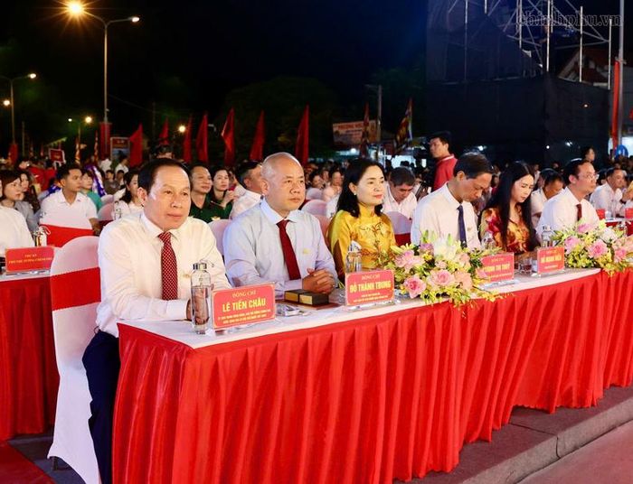 Phó Thủ tướng Chính phủ Lê Tiến Châu cùng các đại biểu tại khai mạc Lễ hội Côn Sơn, Kiếp Bạc - mùa thu năm 2026 - Ảnh: chinhphu.vn/Thu Sa