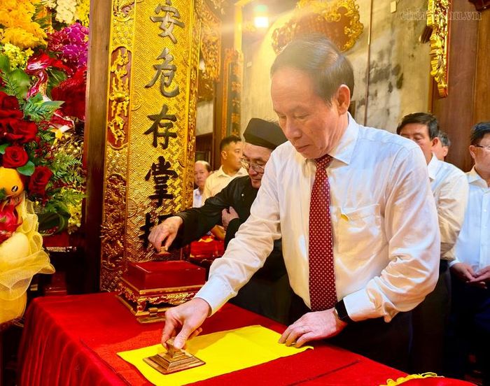 Phó Thủ tướng Chính phủ Lê Tiến Châu thực hiện nghi lễ khai ấn đền Kiếp Bạc - Ảnh: chinhphu.vn/Thu Sa
