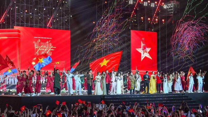Chương trình nghệ thuật chính luận “Tổ quốc trong tim” do Báo Nhân Dân phối hợp Ủy ban nhân dân Thành phố Hồ Chí Minh tổ chức. (Ảnh: THẾ ĐẠI)