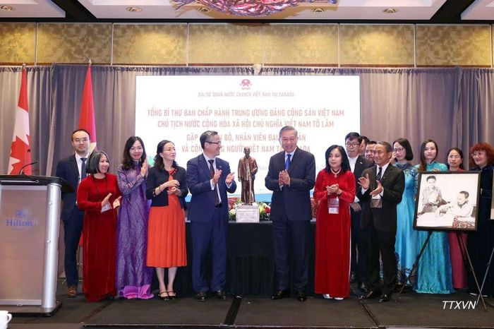 Tổng Bí thư, Chủ tịch nước Tô Lâm tặng bức tượng Chủ tịch Hồ Chí Minh cho Đại sứ quán và cộng đồng người Việt Nam tại Canada. (Ảnh: TTXVN)
